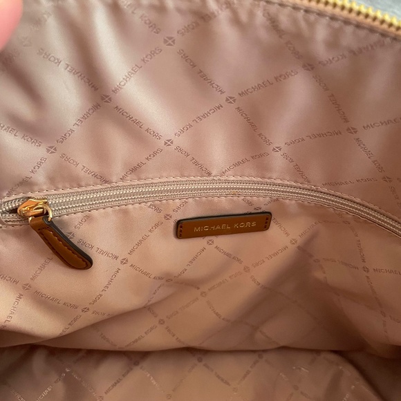 Large Michael Kors Handbag NEVER USED *MINT CONDITION* - Picture 6 of 8